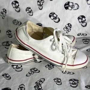 Converse Chuck Taylor All Star Dainty OX white low-top sneakers.
